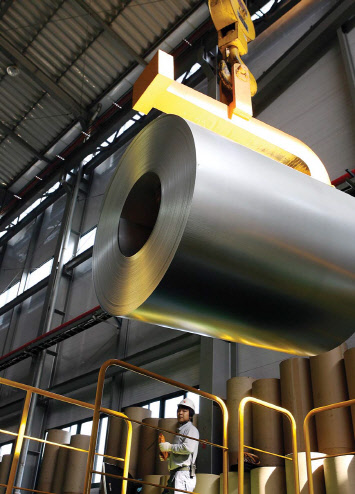 포스코ICT가 스마트팩토리를 구축하는 비엔철강, 비엔스틸라 부산공장의 내부 작업현장 전경. 포스코ICT 제공